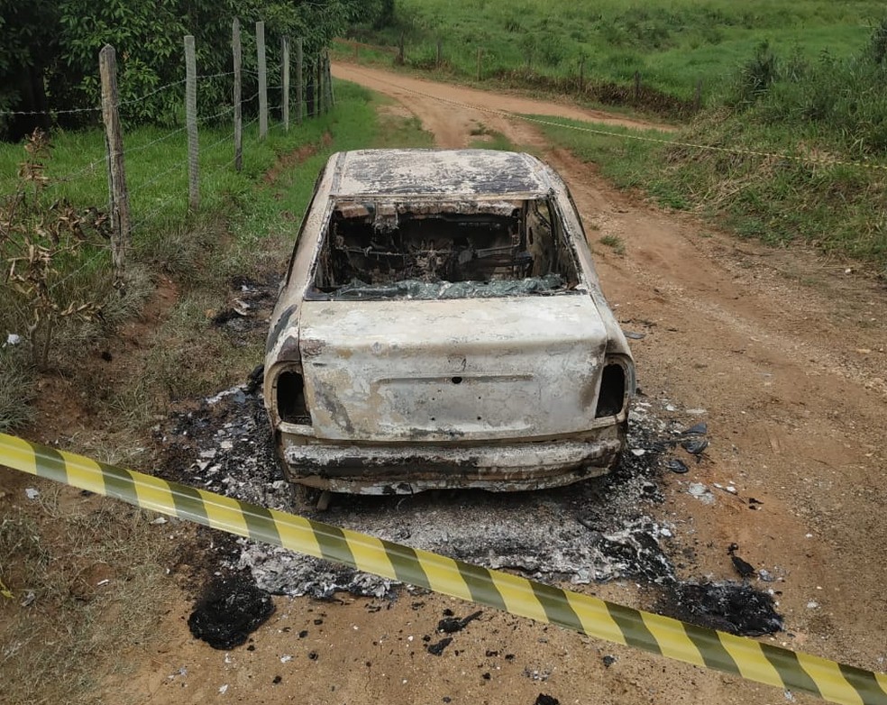 Corpo estava perto de um carro incendiado â Foto: Joanderson Gonzaga/Folha Itaocarense
