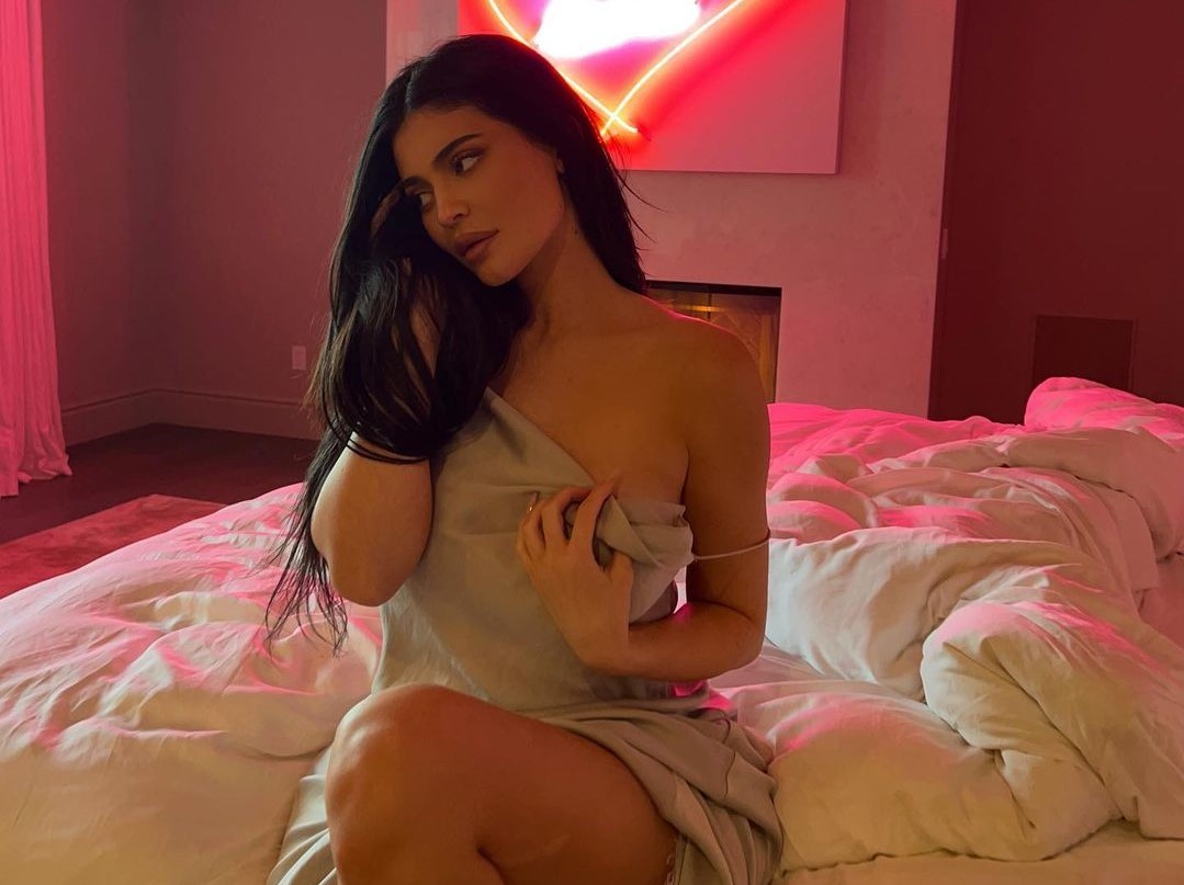 Kylie Jenner publica ensaio quentíssimo sem sutiã na cama  (Foto: Reprodução/Instagram)