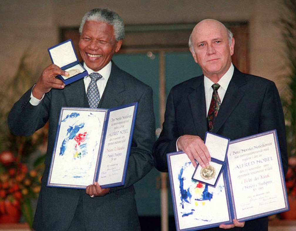 Mandela e o então presidente sul-africano, Frederik Willem de Klerk, recebem o prêmio Nobel da Paz em 1993 — Foto: NTB/AP