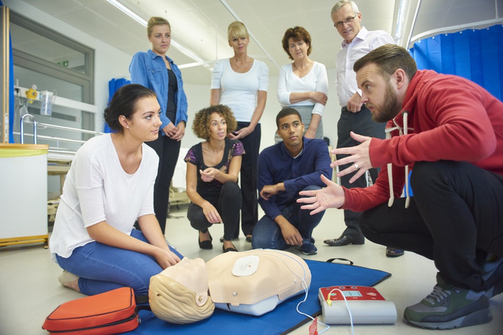 Leis municipais obrigam academias a ter funcionários e profissionais de educação física com treinamento para atender uma parada cardíaca com desfibrilador — Foto: Istock Getty Images