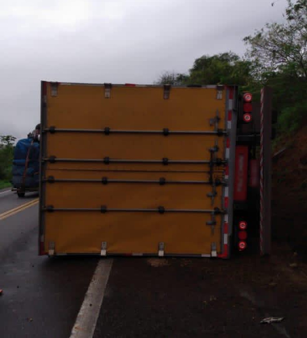 Caminhão dos Correios tomba e deixa uma pessoa morta no sudoeste da Bahia — Foto: Noticias VCA/Arquivo Pessoal