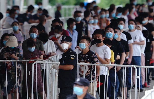 BEIJING, CHINA - JUNE 17:  People who have had contact with the Xinfadi Wholesale Market or someone who has, line up for a nucleic acid test for COVID-19 at a testing center on June 17, 2020 in Beijing, China. The authorities in Beijing have begun an oper (Foto: Getty Images)