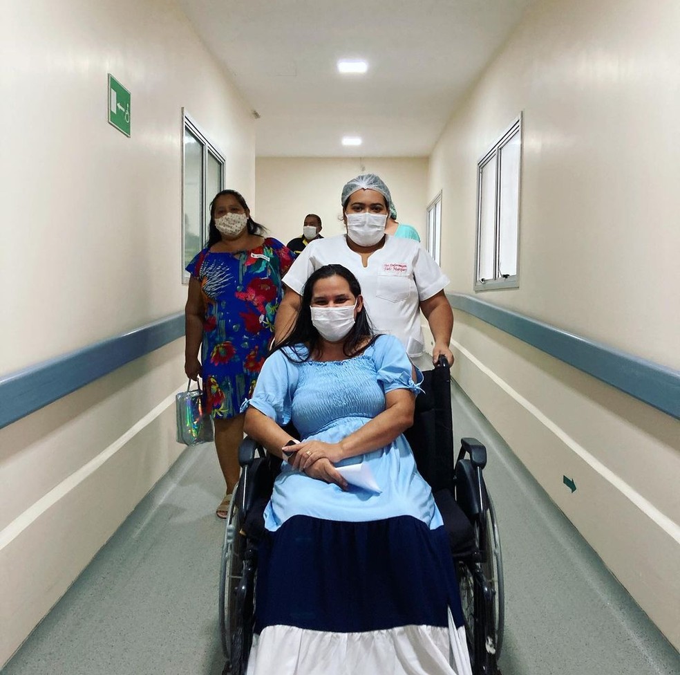 Michelle Cavalcante recebeu alta do Hospital Santa Juliana na tarde dessa terça-feira (27) — Foto: Asscom/Hospital Santa Juliana