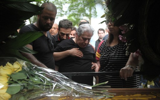 Viúvo de Angela Maria e famosos sepultam corpo da cantora em São Paulo