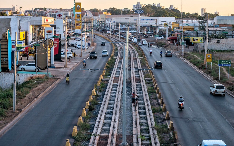 Com obras paradas, blocos de concreto foram colocados para separar trilhos do VLT e avenidas; foto mostra trecho da Avenida da FEB, em Várzea Grande (Foto: Gcom-MT)