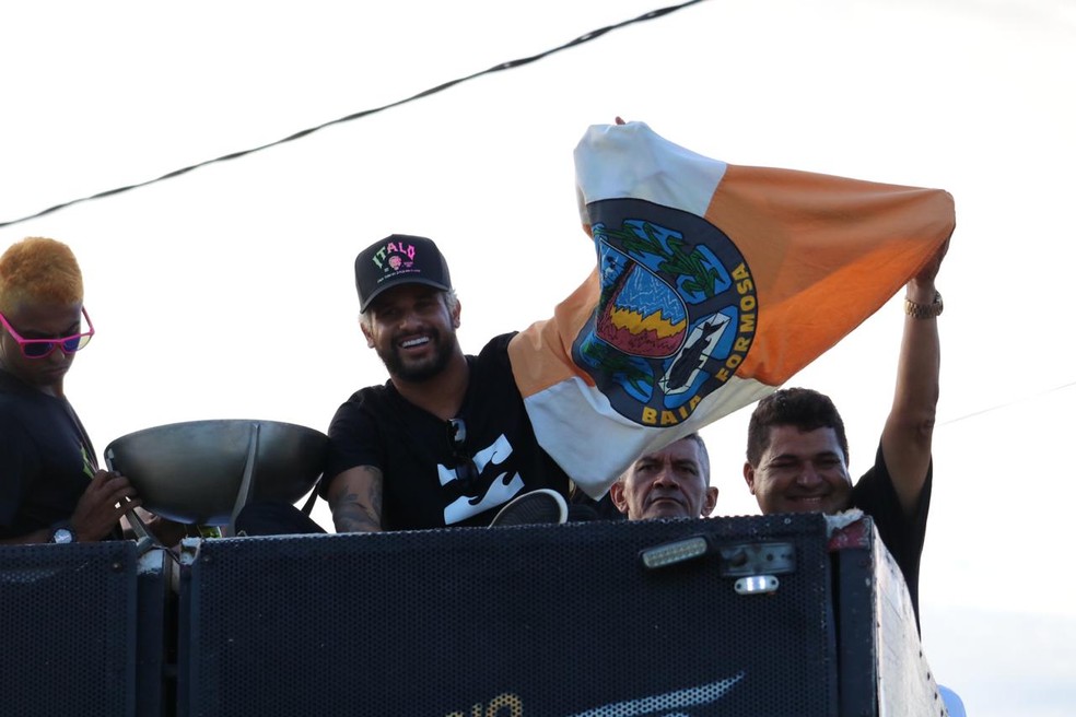 Campeão mundial Ítalo Ferreira desfilou carregando a bandeira de Baía Formosa — Foto: Augusto Gomes/GloboEsporte.com