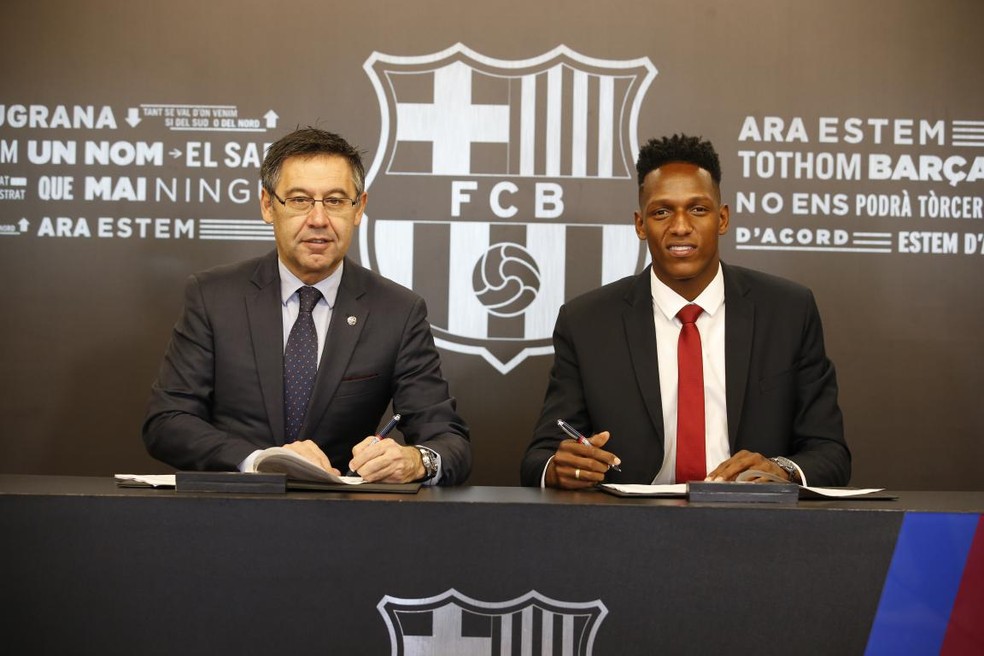 Mina assina por cinco temporadas com o Barcelona (Foto: Miguel Ruiz / Barcelona)