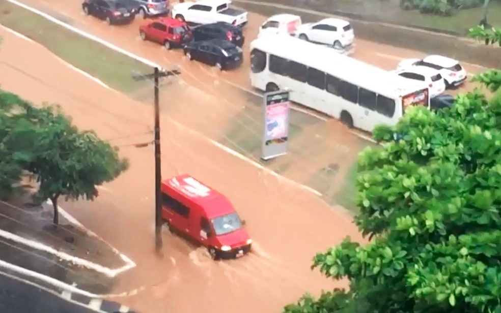 Chuva alaga região da Avenida Centenário, em Salvador (Foto: Ramon Ferraz/TV Bahia)