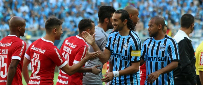 Palavrões, DAle x F. Bastos e muitos gols: o Gre-Nal visto dentro do campo