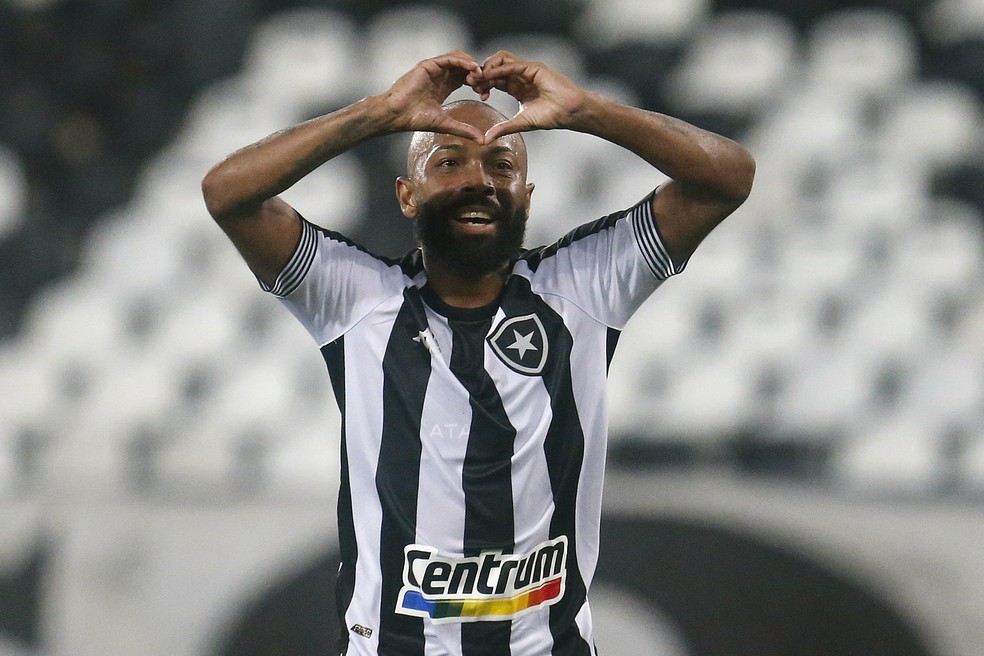 Aos 30 anos, atacante tem a primeira chance em um clube grande — Foto: Vitor Silva/Botafogo