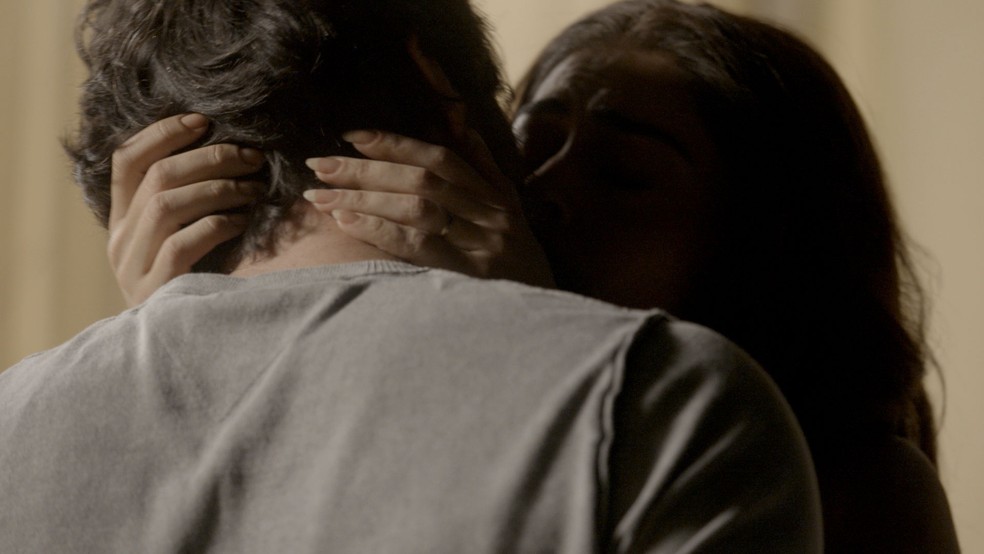 Em 'A Força do Querer', Caio (Rodrigo Lombardi)  e Bibi (Juliana Paes) se beijam — Foto: TV Globo