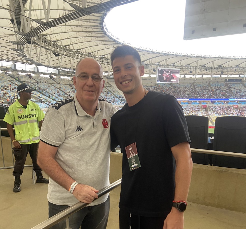 Manuel Capasso com Otto Carvalho, presidente da Assembleia Geral do Vasco, no cl�ssico no Maracan� � Foto: Arquivo Pessoal