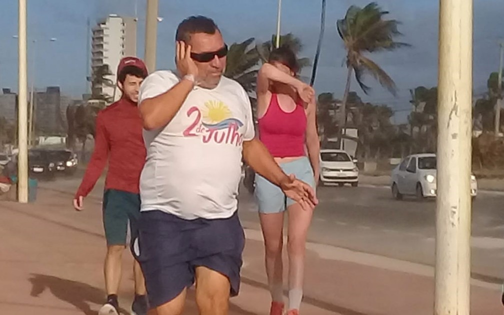 Pessoas que andavam na orla de Salvador na manhã desta quarta-feira (7) encontraram dificuldades para circular no calçadão à beira da praia  — Foto: Cid Vaz/TV Bahia