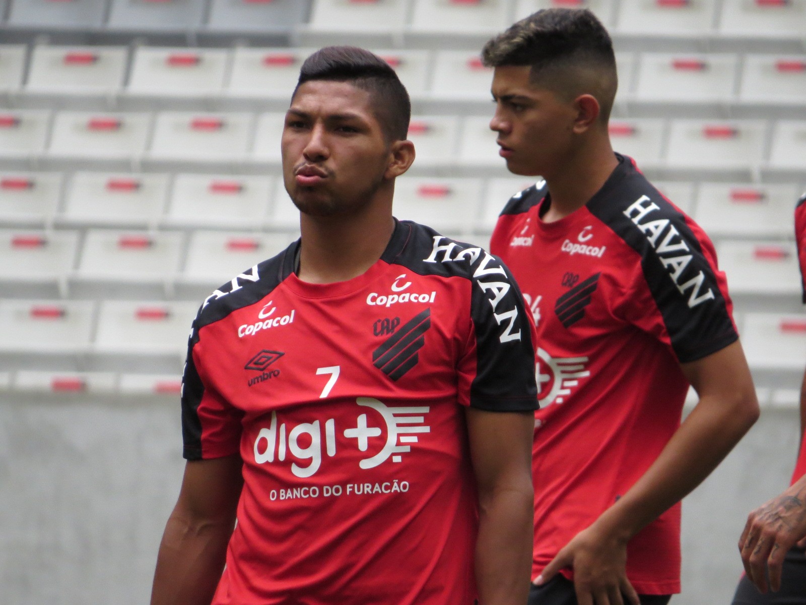 Força-tarefa do Palmeiras por Rony tem ajuda de jogadores, papo entre presidentes e viagem