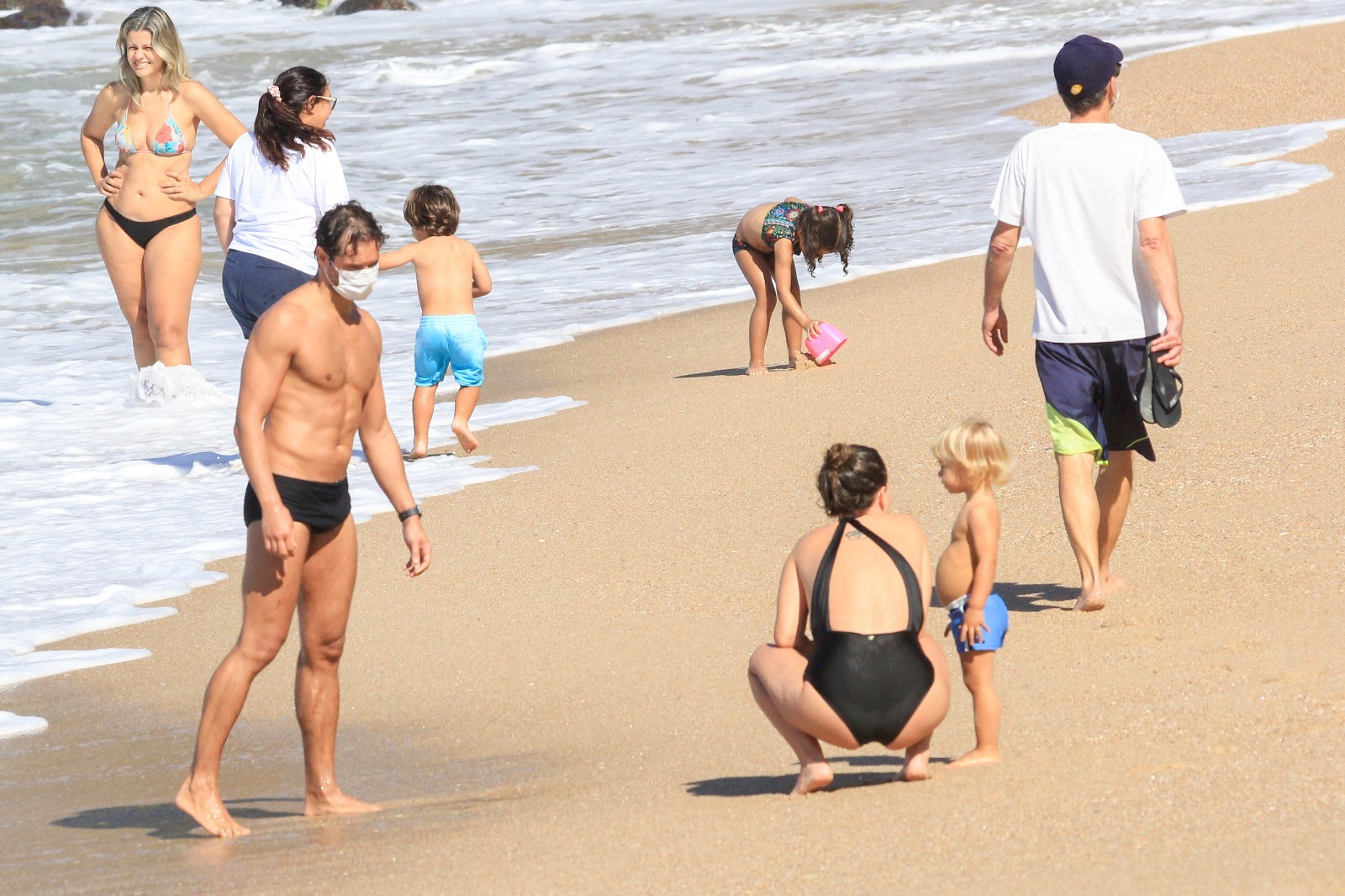 Paulo Rocha vai à praia com a família no Rio de Janeiro (Foto: JC Pereira/AgNews)