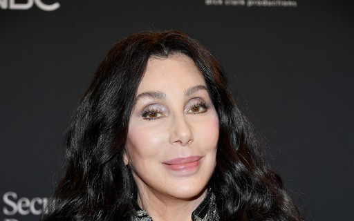 Cher faz raríssima aparição no Billboard Music Awards 