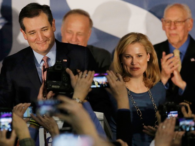Ted Cruz sorri ao lado de sua mulher, Heidi, após ser declarado vencedor do caucus republicano em Iowa, na segunda (1º) (Foto: Reuters/Jim Young)