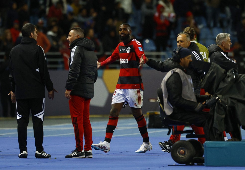 Gerson reclama ao receber cart&atilde;o vermelho em Flamengo x Al Hilal &mdash; Foto: REUTERS/Susana Vera
