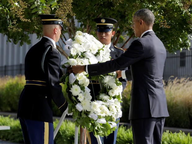 Obama colocou uma coroa de flores no memorial do Pentagono (Foto: REUTERS/Joshua Roberts)