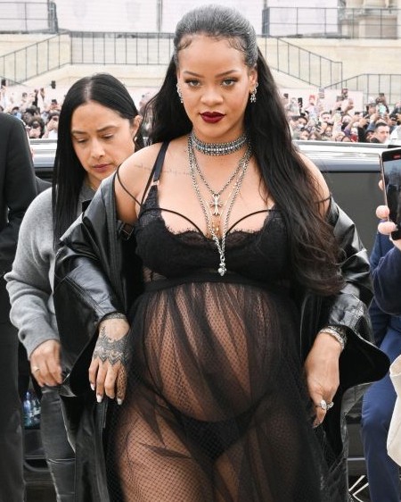 Rihanna comparece ao desfile da Dior com look transparente e barriga de fora (Foto: Getty Images)