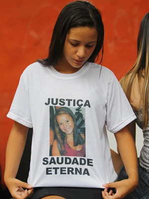 Parentes e amigos de Francisca Gleiciane fazem homenagem à jovem, morta em um bar na Rocinha (Foto: Carlos Moraes/Agência O Dia/Estadão Conteúdo)