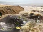 Barragem entre lagoa e mar rompe e surfistas encaram ondas no RJ; vídeo