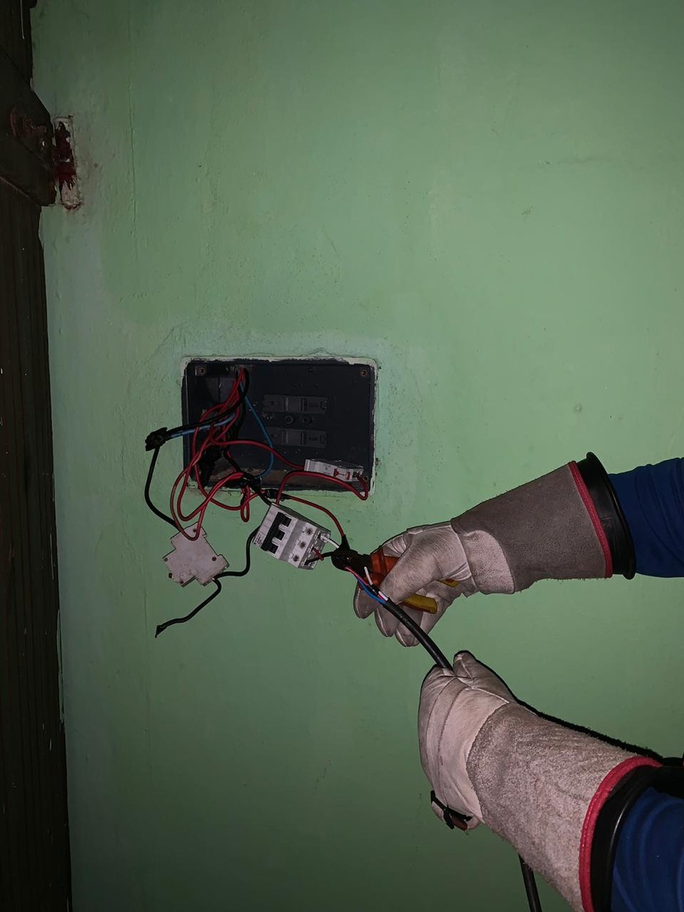 Cosern desativa 'gato' em bar de Natal e PolÃ­cia Civil leva dono do estabelecimento para a delegacia â Foto: DivulgaÃ§Ã£o/Cosern