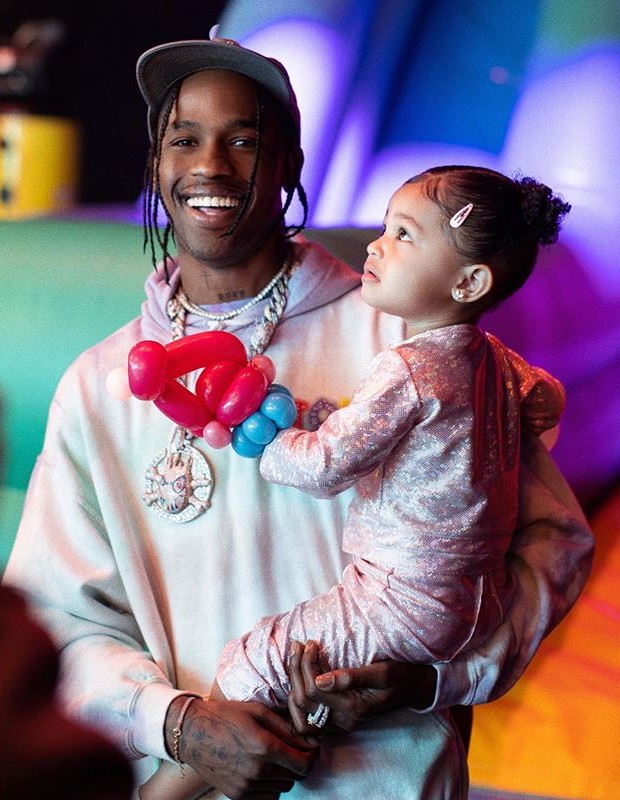 Travis Scott e Stormi, sua filha com Kylie Jenner (Foto: Reprodução/Instagram)