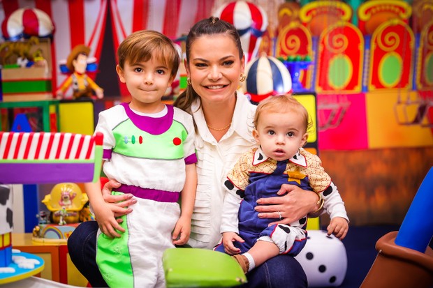 Milena Toscano e os filhos, João Pedro e Francisco (Foto: Manuela Scarpa/BrazilNews)
