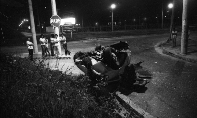 O carro de Zuzu Angel destruído após colisão, em 14 de abril de 1976