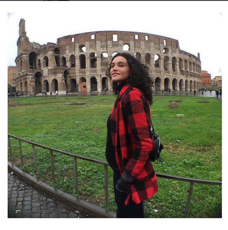 Débora Nascimento em frente ao Coliseu (Foto: Instagram)
