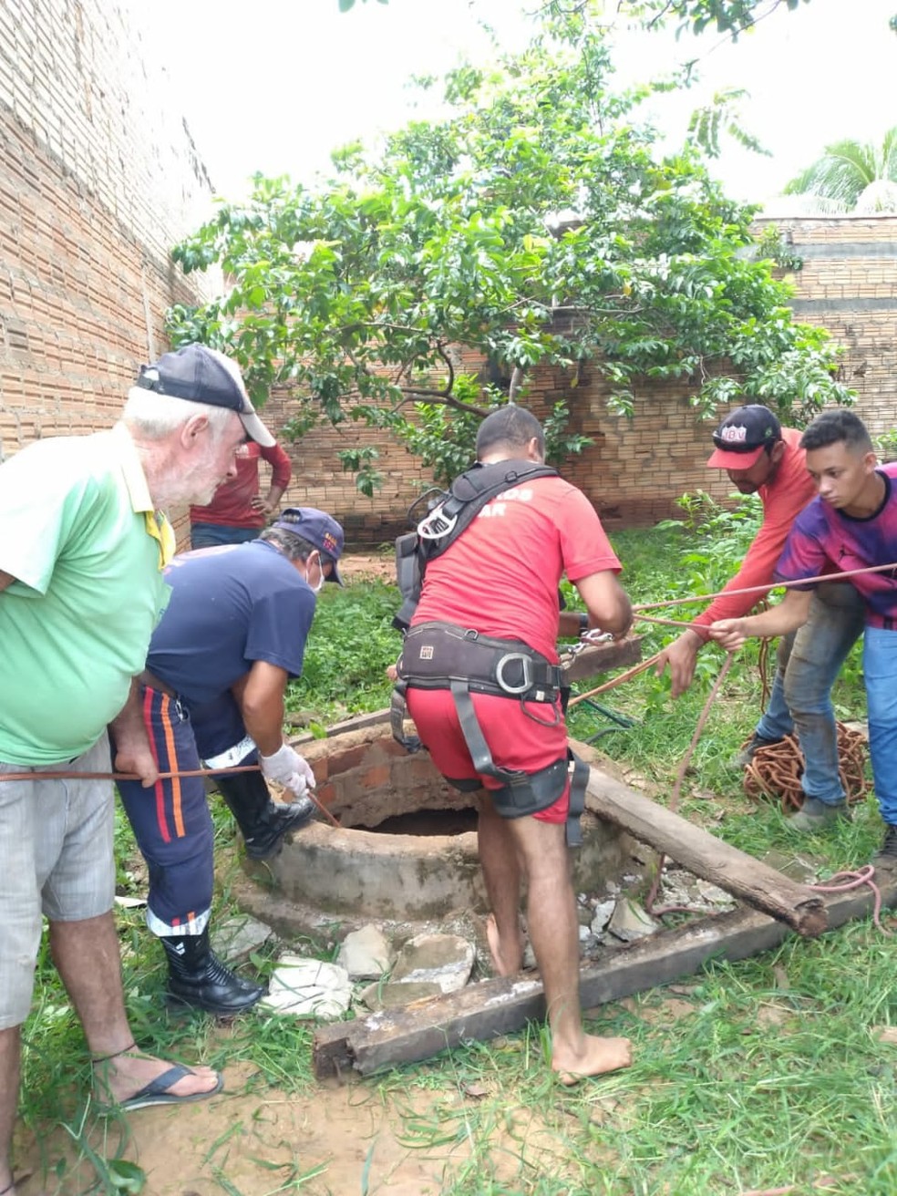 Os bombeiros usaram vários equipamentos para resgatar as mãe e a criança — Foto: Arquivo pessoal/Paullan