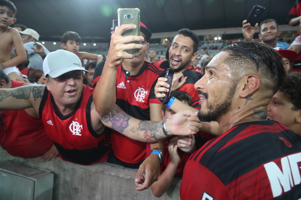 Guerrero posa para selfies (Foto: Gilvan de Souza / Flamengo)