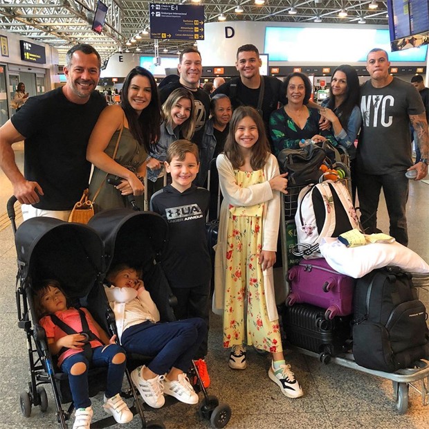 Malvino Salvador, Kyra Gracia, as filhas, Ayra, Kyara e Sofia, e familiares (Foto: Reprodução / Instagram)