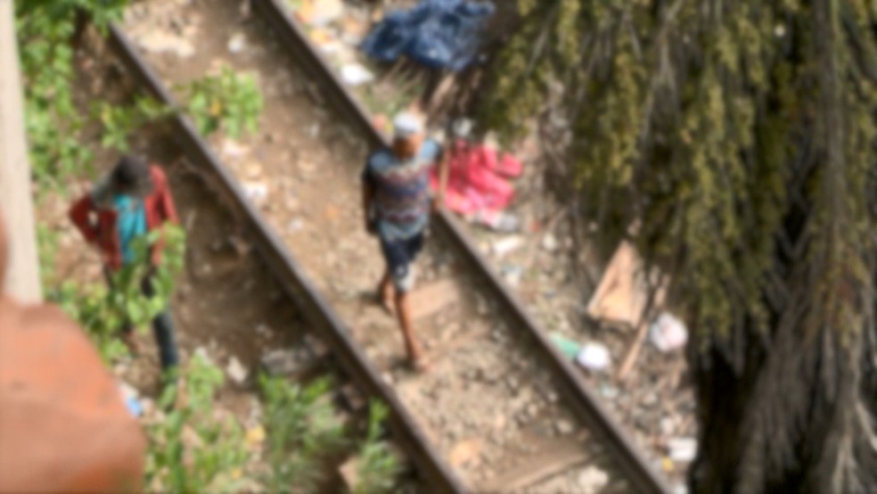 Usuários de crack tomam linha férrea em Cariacica — Foto: Reprodução/ TV Gazeta