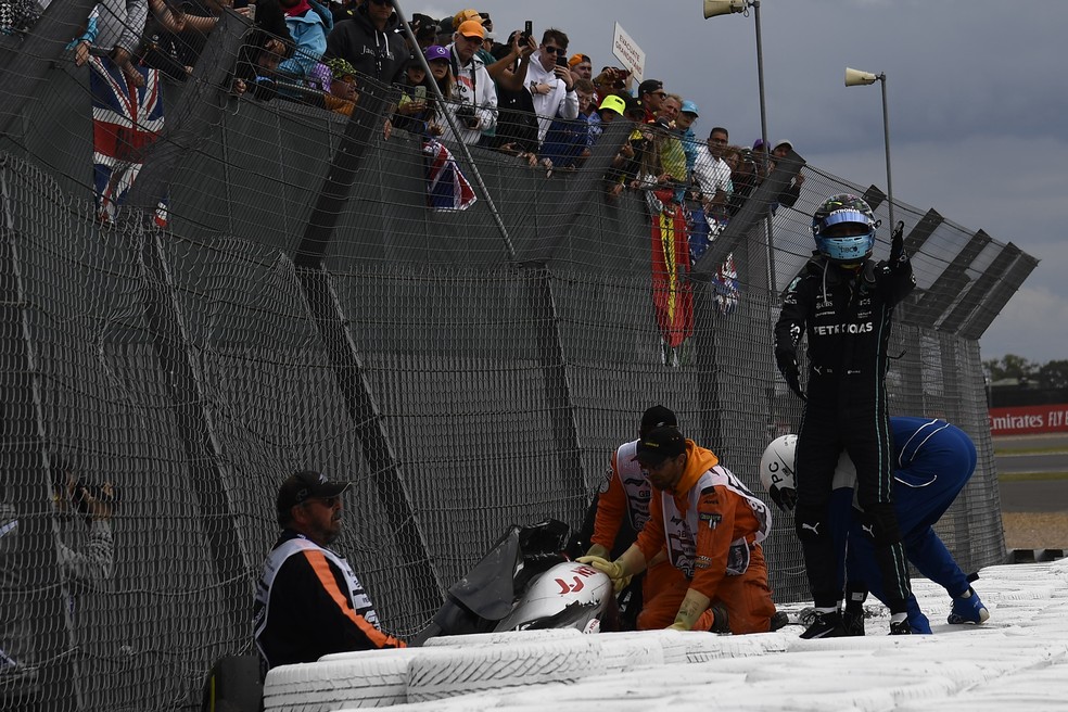 George Russell correu para ver se Guanyu Zhou estava bem depois de batida na largada do GP da Inglaterra — Foto:  Jose Breton/Pics Action/NurPhoto via Getty Images