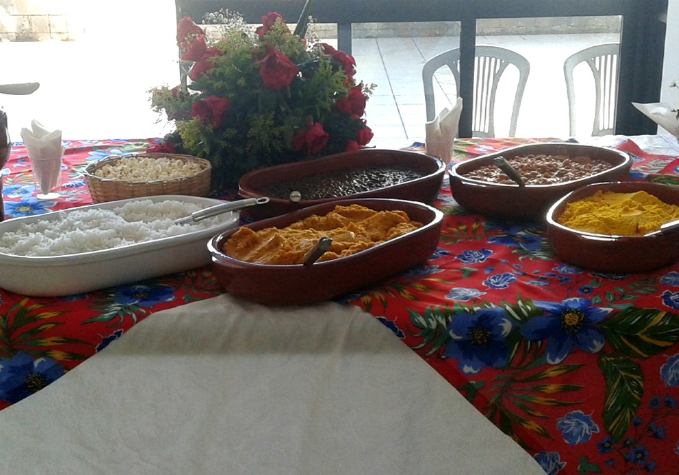 Além de fornecer a refeição para o caruru, Kátia também faz a decoração da mesa (Foto: Kátia Nascimento/Arquivo pessoal)
