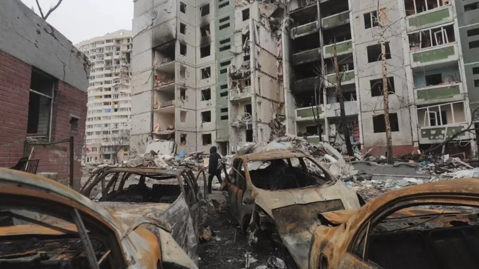 Bombas destruíram edifícios de apartamentos em Chernihiv — Foto: EPA via BBC