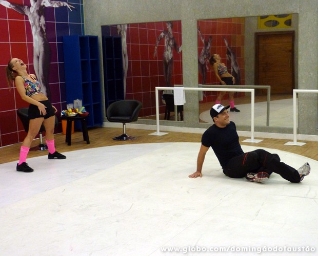 Juliana cai na gargalhada quando Daniel improvisa no ensaio (Foto: Domingão do Faustão / TV Globo)