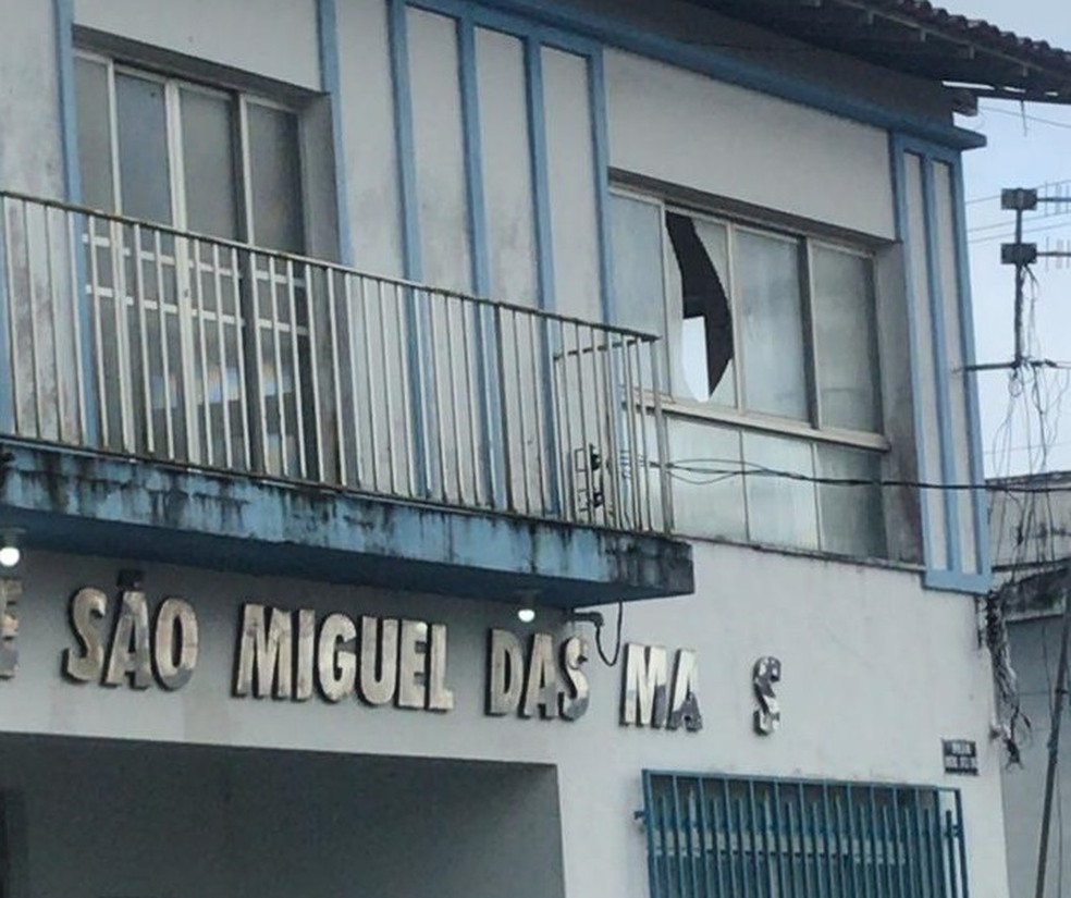 Janelas da sede da prefeitura de São Miguel das Matas ficaram quebradas no tremor do mês de agosto — Foto: Arquivo Pessoal