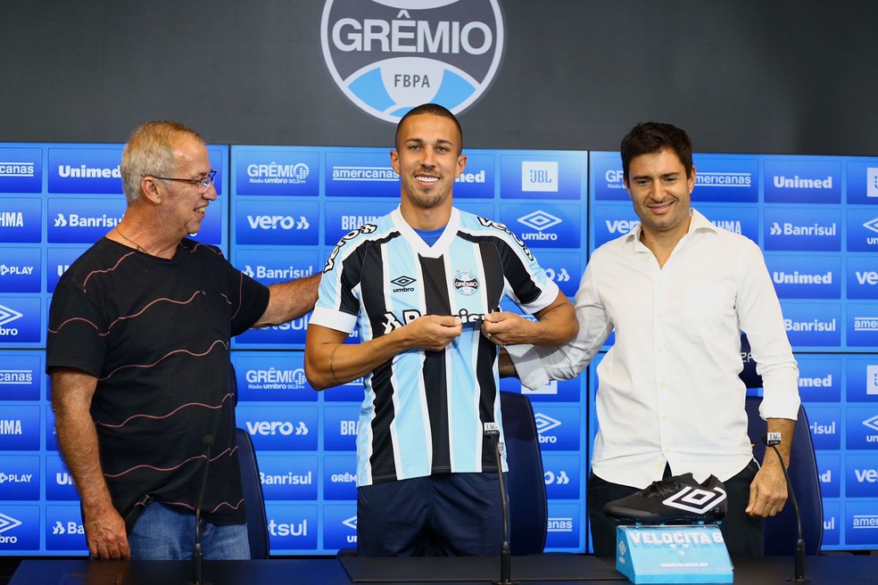 Nicolas é apresentado no Grêmio e recebe a camisa 30 — Foto: Lucas Uebel/Divulgação/Grêmio