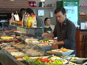 Optar por saladas em um restaurante por quilo é uma boa saída (Foto: Reprodução / TV Tem)