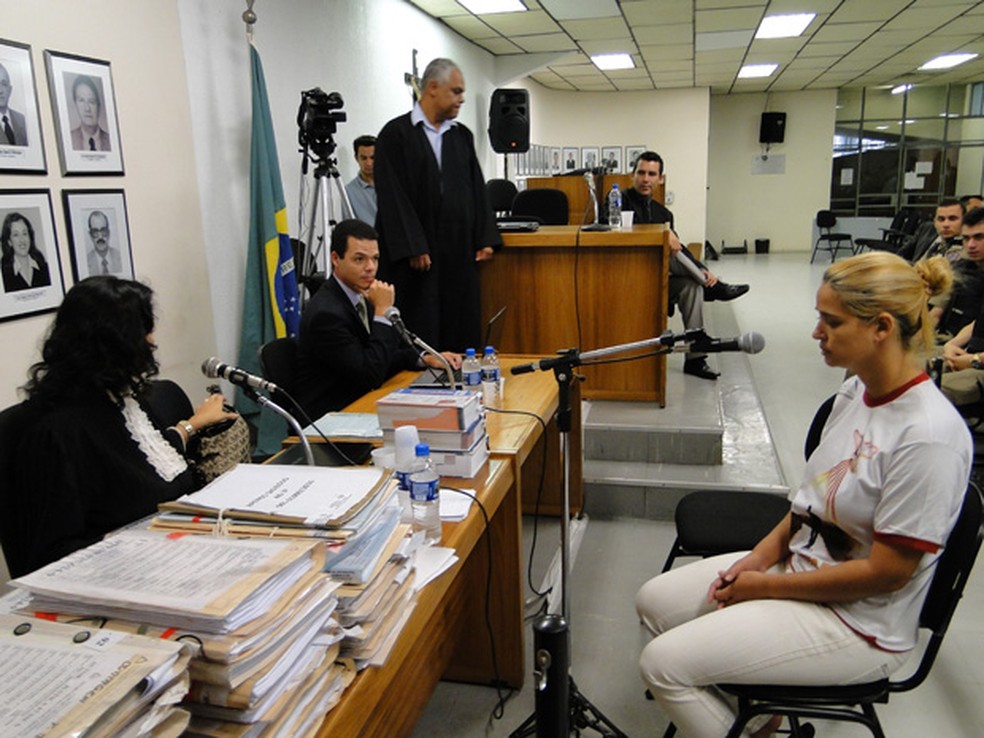 Fernanda de Castro, durante depoimento à Justiça de Contagem, em novembro de 2011 (Foto: Pedro Triginelli / G1 MG)