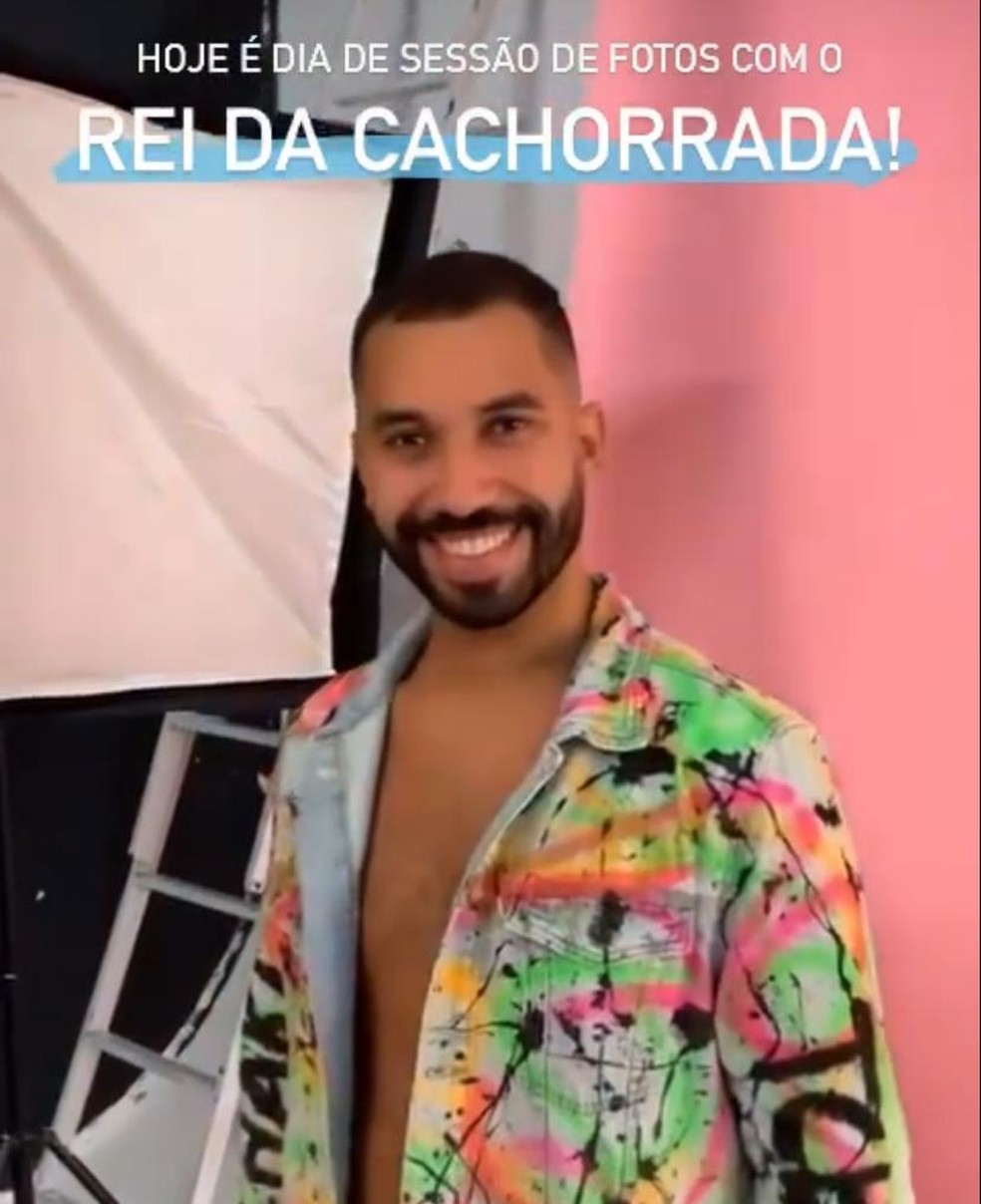 Gil do Vigor fotografa capa de seu livro — Foto: Reprodução/Instagram