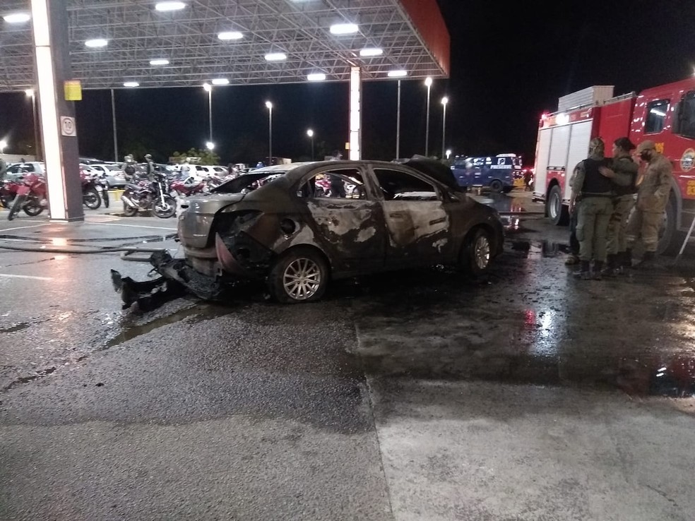 Carro foi incendiado no estacionamento de supermercado no Recife — Foto: Reprodução/WhatsApp