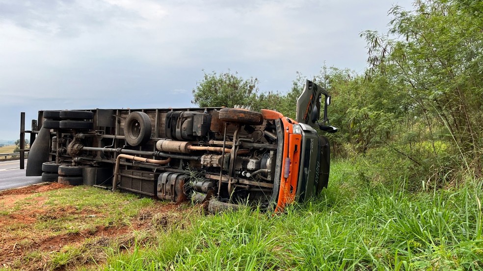 Caminhão tombou na Rodovia Comandante João Ribeiro de Barros — Foto: Portal Siga Mais