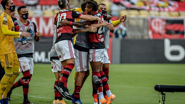 Em duelo com muita polêmica, expulsão e racismo, Flamengo supera o Bahia no Maracanã