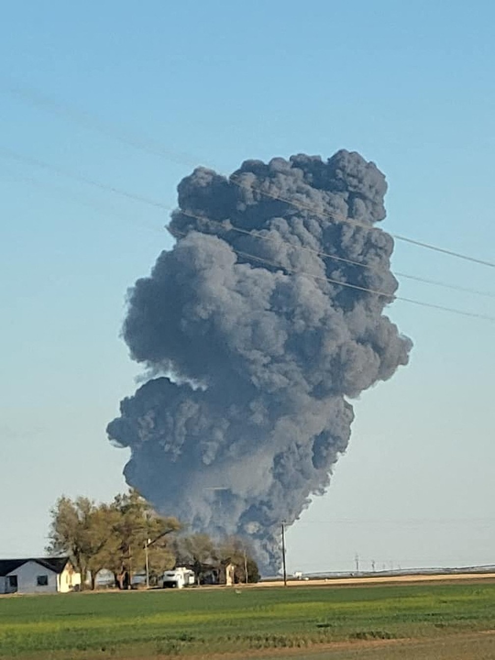 Fumaça sobe nas fazendas de laticínios de Southfork, depois que uma explosão e um incêndio mataram cerca de 18.000 vacas, perto de Dimmitt, Texas, EUA, em 11 de abril de 2023. — Foto: Castro County Emergency Management/Local News X/TMX/via REUTERS