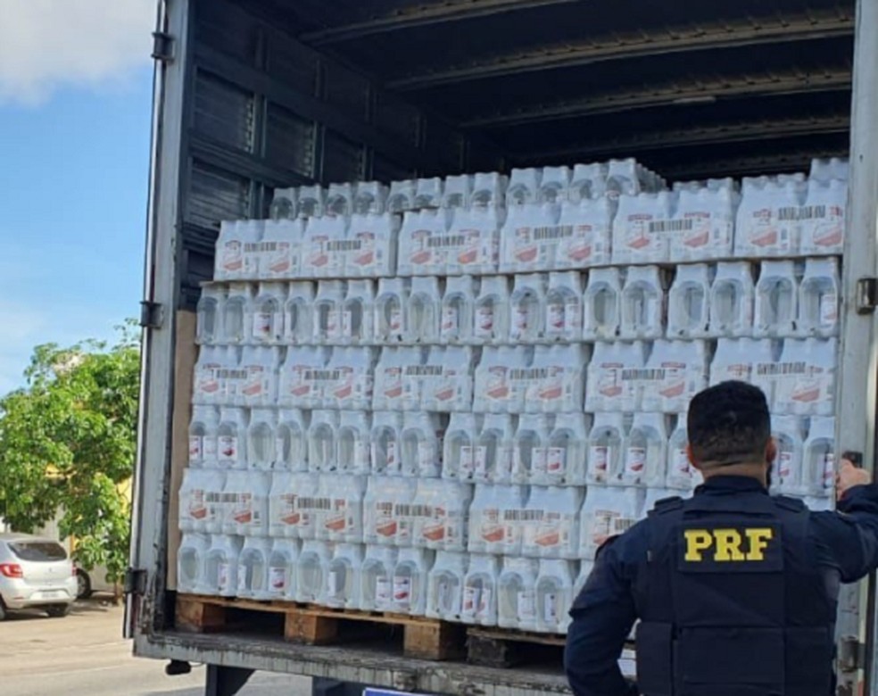 Polícia Rodoviária Federal apreendeu carga de bebidas deslitadas em carreta na BR-101 — Foto: Divulgação