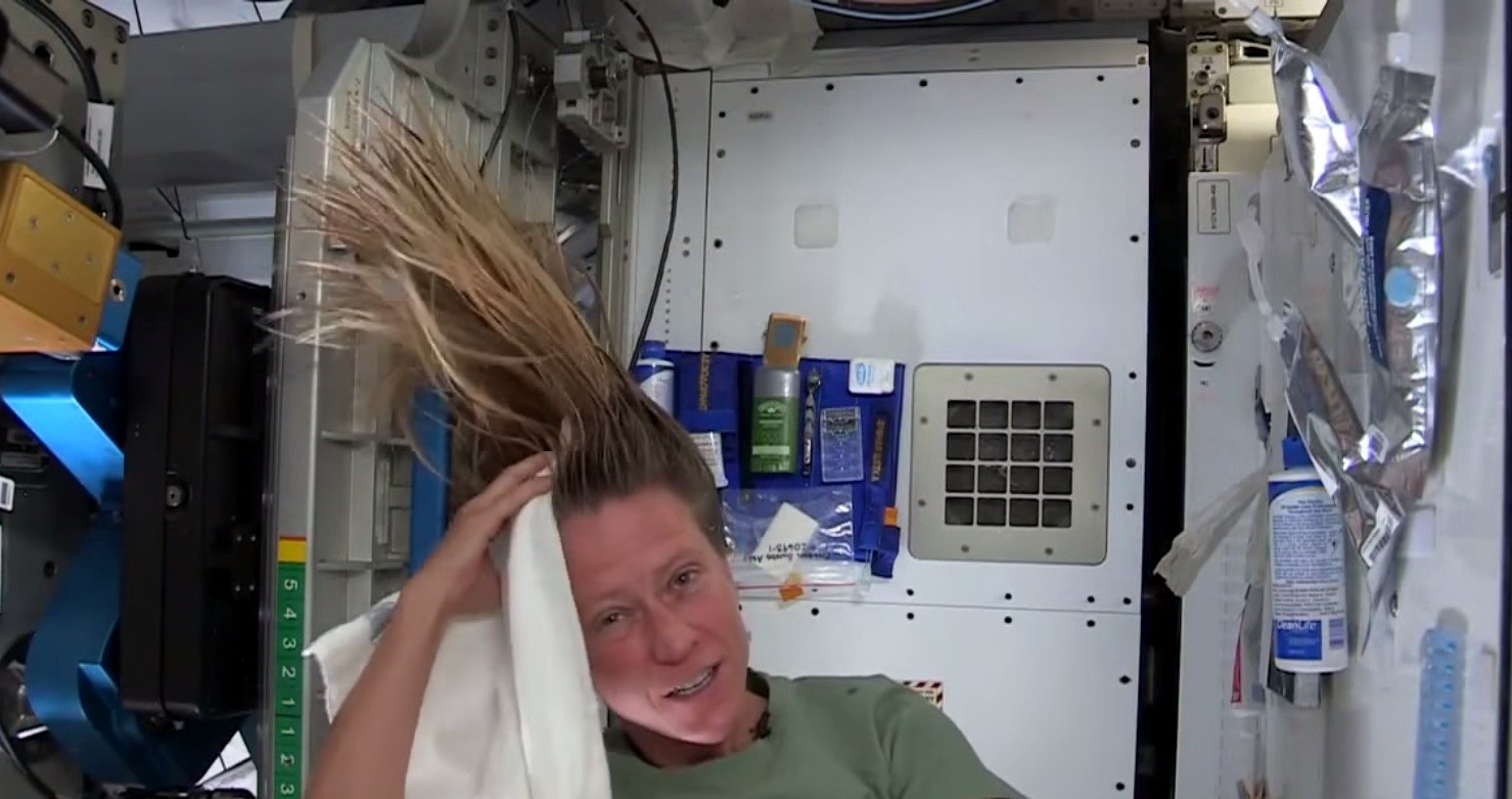 Karen Nyberg lava os cabelos no espaço (Foto: Reprodução/YouTube)